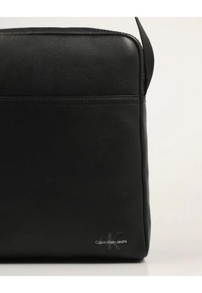 Bolso Negro Reporter Monocromático Con Logo Calvin Klein
