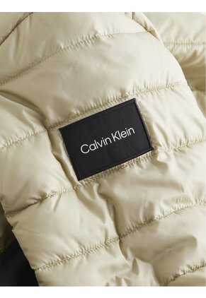 Chaqueta Beige De Plumas De Materiales Reciclados Calvin Klein