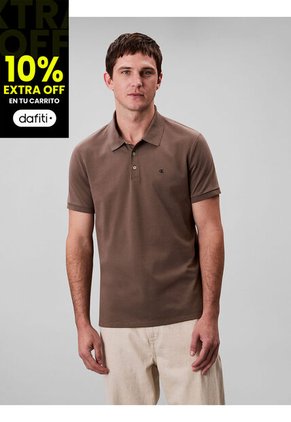 Polo Chocolate Con Monograma Bordado Calvin Klein