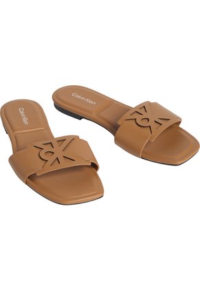 Sandalias Chocolate Planas Cuadradas Con Emblema Calvin Klein