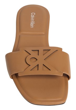 Sandalias Chocolate Planas Cuadradas Con Emblema Calvin Klein
