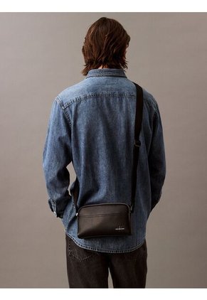 Bolso Negro Camera Monogram Logo Calvin Klein