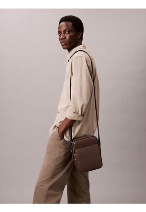 Bolso Chocolate Cruzado Pequeña Calvin Klein