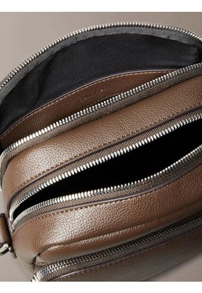 Bolso Chocolate Cruzado Pequeña Calvin Klein