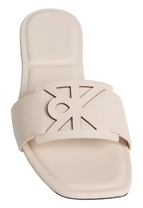 Sandalias Beige Planas Cuadradas Con Emblema Calvin Klein