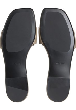 Sandalias Beige Planas Cuadradas Con Emblema Calvin Klein