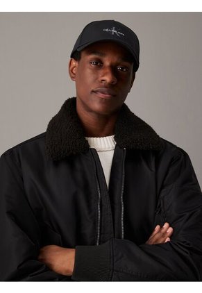 Gorra Negra De Sarga Con Cálida Felpa Calvin Klein