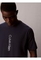 Camiseta Negra Con Gráfico De Logo Vertical Calvin Klein de Calvin Klein