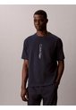 Camiseta Negra Con Gráfico De Logo Vertical Calvin Klein de Calvin Klein
