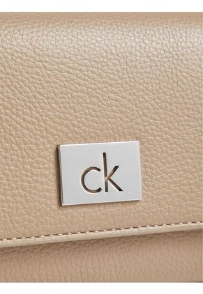 Billetera Beige Trifold Con Placa Metálica Calvin Klein