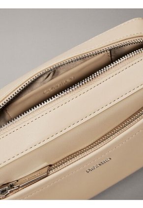 Bolso Beige Cruzado Convertible Calvin Klein