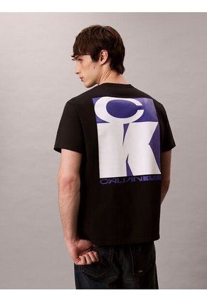 Camiseta Negra Con Logo Gráfico Apilado Calvin Klein
