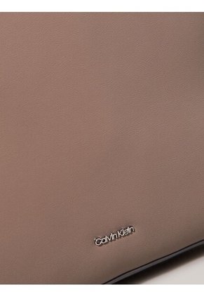 Bolso Gris Saco Soft Sculp Calvin Klein