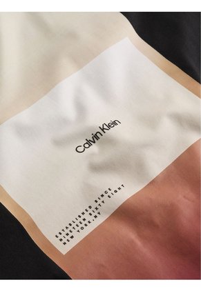 Camiseta Negra Con Estampado En La Espalda Calvin Klein