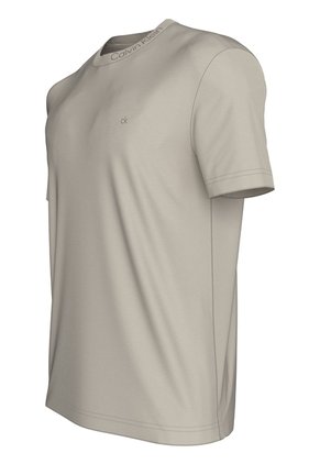 Camiseta Beige Con Logo En El Cuello Calvin Klein