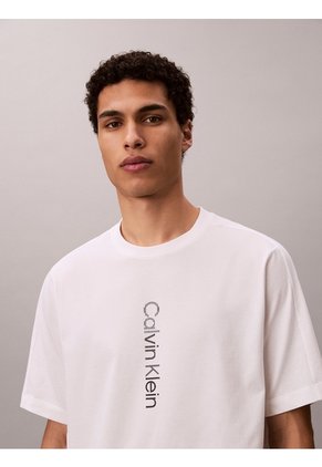Camiseta Blanca Con Gráfico De Logo Vertical Calvin Klein