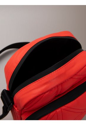 Bolso Rojo Reporter Acolchado Con Logo Monograma Calvin Klein