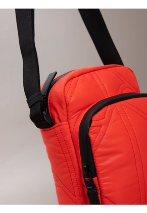 Bolso Rojo Reporter Acolchado Con Logo Monograma Calvin Klein