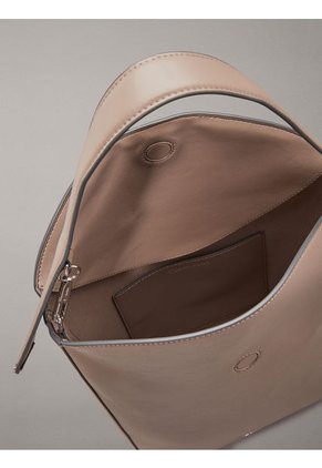 Bolso Gris Saco Soft Sculp Calvin Klein