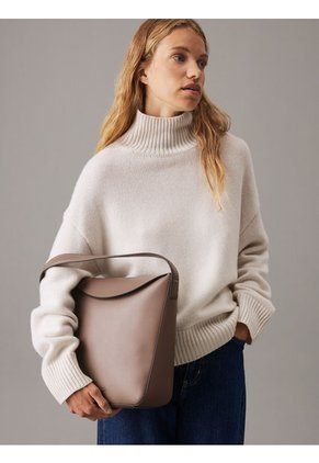 Bolso Gris Saco Soft Sculp Calvin Klein