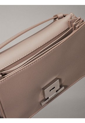 Bolso Gris Cruzado Saffiano Calvin Klein
