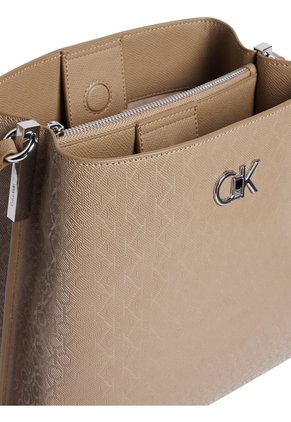 Bolso Beige Convertible Con Monograma Calvin Klein