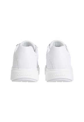 Tenis Blanco Con Suela Gruesa Y Estampado De Monograma En Relieve Calvin Klein