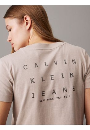 Camiseta Rosada Relaxed Con Estampado En La Espalda Calvin Klein