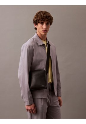 Bolso Negro Reporter Con Logotipo Calvin Klein