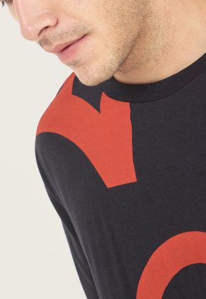 Camiseta Negro-Rojo Calvin Klein