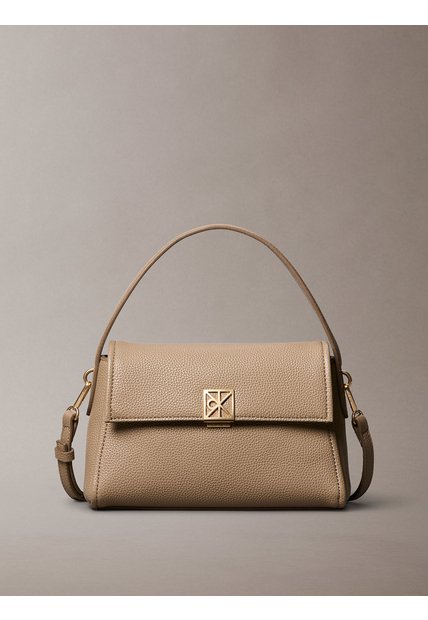 Bolso Beige De Hombro Con Emblema Metálico Calvin Klein