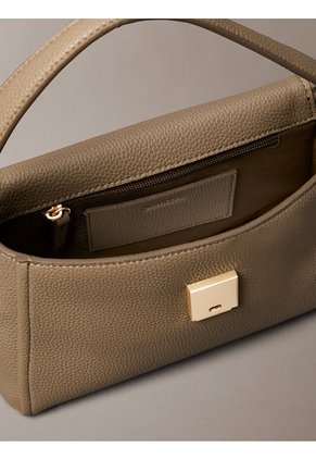 Bolso Beige De Hombro Con Emblema Metálico Calvin Klein