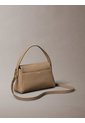 Bolso Beige De Hombro Con Emblema Metálico Calvin Klein de Calvin Klein