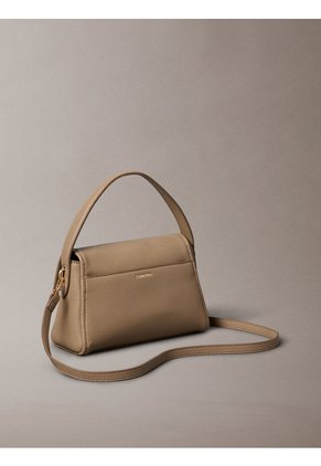 Bolso Beige De Hombro Con Emblema Metálico Calvin Klein