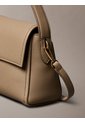 Bolso Beige De Hombro Con Emblema Metálico Calvin Klein de Calvin Klein