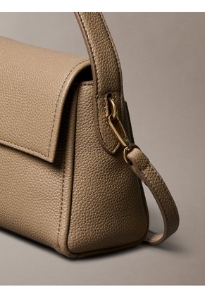Bolso Beige De Hombro Con Emblema Metálico Calvin Klein