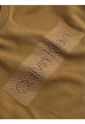 Camiseta Chocolate Con Bordado Texturizado Calvin Klein