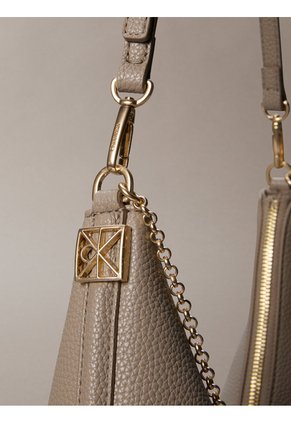 Bolso Beige Hobo Con Cadena Calvin Klein