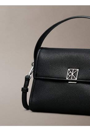 Bolso Negro De Hombro Con Emblema Metálico Calvin Klein