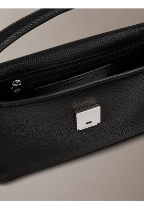 Bolso Negro De Hombro Con Emblema Metálico Calvin Klein