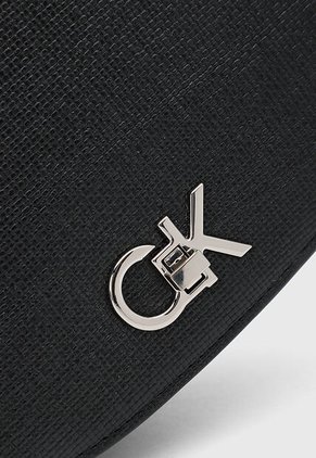 Bolso Manos Libres Calvin Klein Saddle Negro