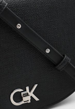Bolso Manos Libres Calvin Klein Saddle Negro