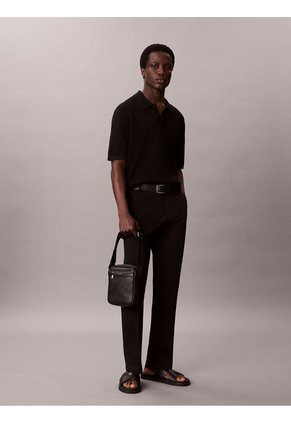 Bolso Negro Reporter Con Textura Integral De Emblema Calvin Klein