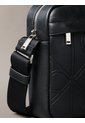 Bolso Negro Reporter Con Textura Integral De Emblema Calvin Klein de Calvin Klein