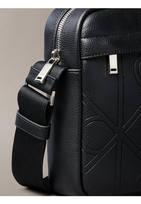 Bolso Negro Reporter Con Textura Integral De Emblema Calvin Klein