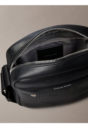 Bolso Negro Reporter Con Textura Integral De Emblema Calvin Klein