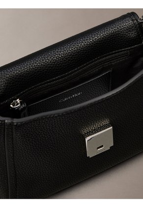 Bolso Negro Cruzado Con Emblema Calvin Klein