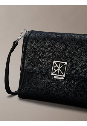 Bolso Negro Cruzado Con Emblema Calvin Klein