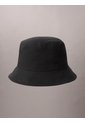 Gorro Negro Bucket Con Costura De Monograma Calvin Klein de Calvin Klein