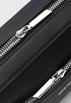 Bolso Manos Libres Calvin Klein Negro